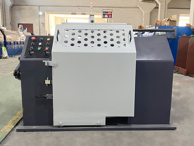 Cum gestionează mașina de preluare a bobinelor variațiile de grosime sau densitate a materialului și are flexibilitatea de a regla tensiunea înfășurării în consecință?