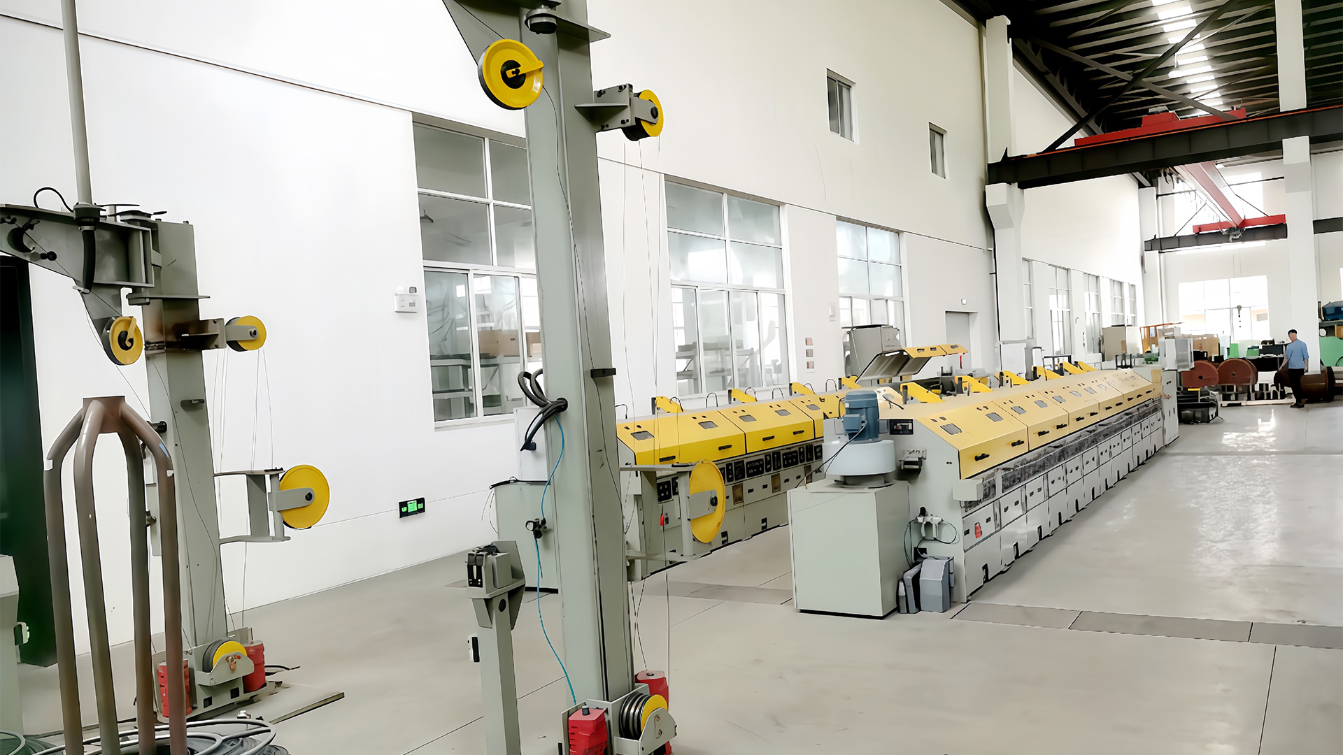 Cum menține mașina de plată a sârmei controlul tensiunii pentru a preveni întinderea sau deformarea firului în timpul plății?