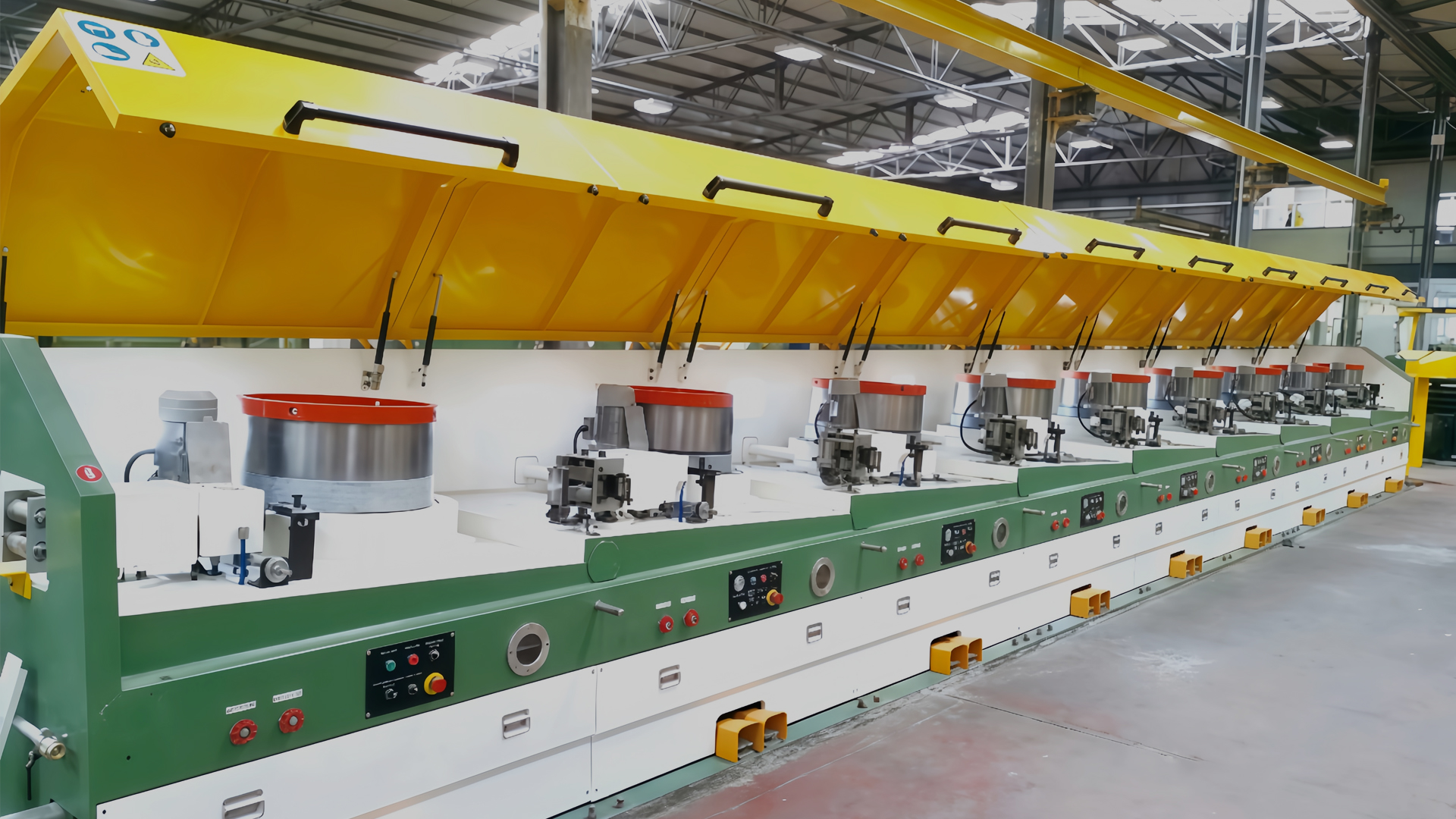 Cum se adaptează o mașină de preluare a sârmei la viteze diferite de producție fără a compromite integritatea firului sau calitatea înfășurării?